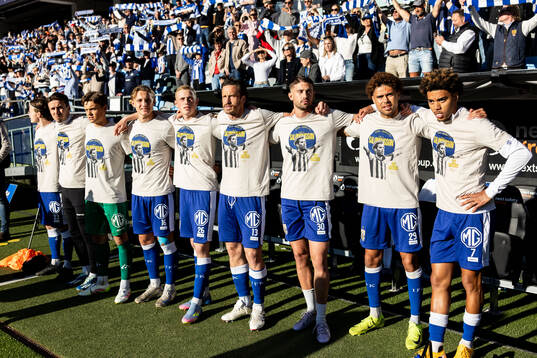 IFK Göteborgs spelare med tröjor för Emil Salomonsson