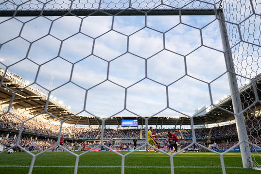 En IFK Göteborg supporter springer in på planen och