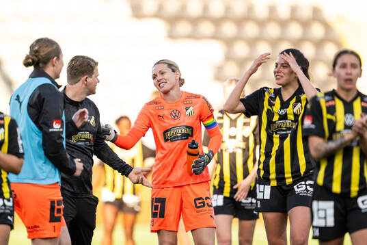 Häckens målvakt Jennifer Falk och Helena Sampaio jublar