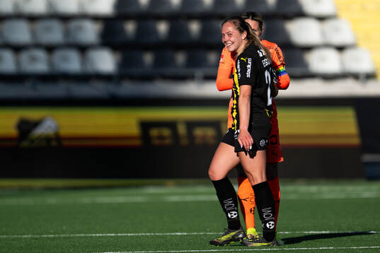 Häckens Alice Bergström jublar med målvakt Jennifer Falk efter 5-0