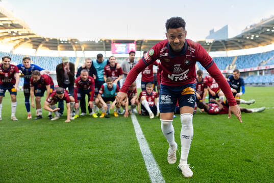 Örgrytes Tobias Sana jublar och firar framför klacken
