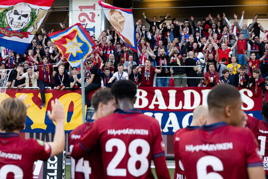 Örgrytes spelare jublar och tackar klacken