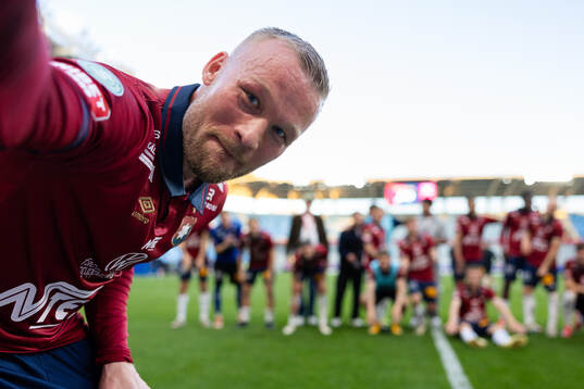 Örgrytes Nicklas Bärkroth  jublar och firar framför klacken