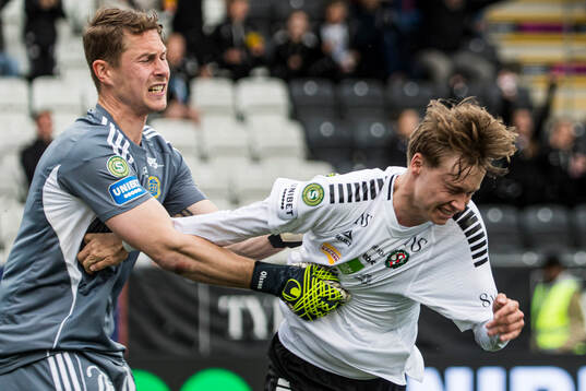 GIF Sundsvalls målvakt Jonas Olsson och Örebros Linus Alperud