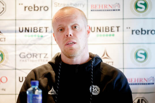 Örebros huvudtränare Patrik Haginge på presskonferensen