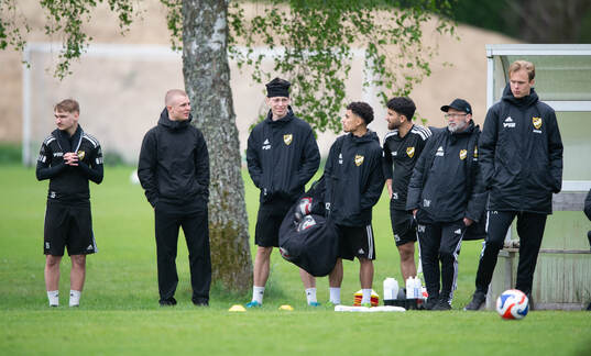 IFK Hässleholms A-lagsspelare följer matchen