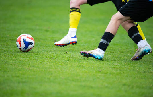 Fot, fötter, boll i matchen i P19 division 1 mellan IFK