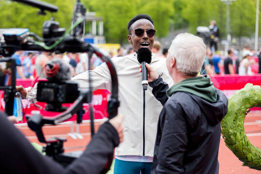 Suldan Hassan, Sverige, jublar