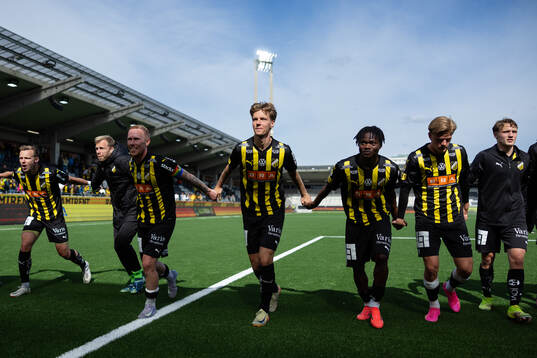 Häckens spelare jublar