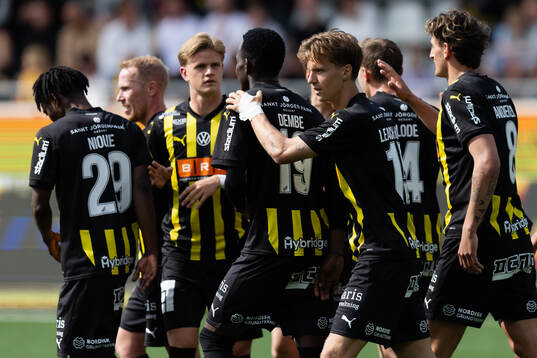 Häckens Samuel Leach Holm jublar med lagkamrater efter 2-0 på straff