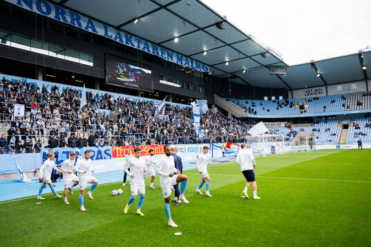 Malmö FFs spelare värmer upp