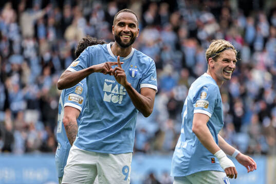 Malmö FFs Isaac Kiese Thelin och Jens Stryger Larsen jublar efter 3-0