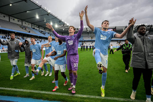 Malmö FFs målvakt Melker Ellborg och Colin Rösler jublar
