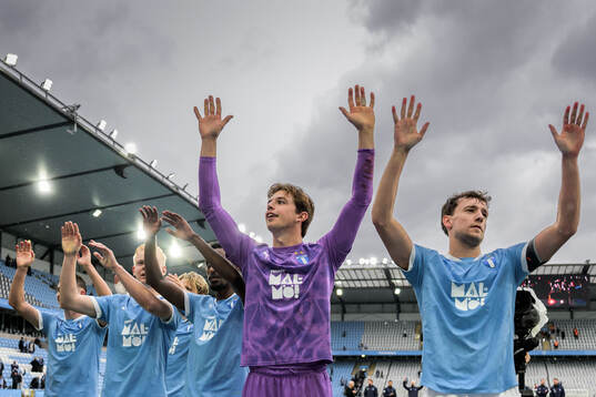 Malmö FFs målvakt Melker Ellborg och Colin Rösler jublar