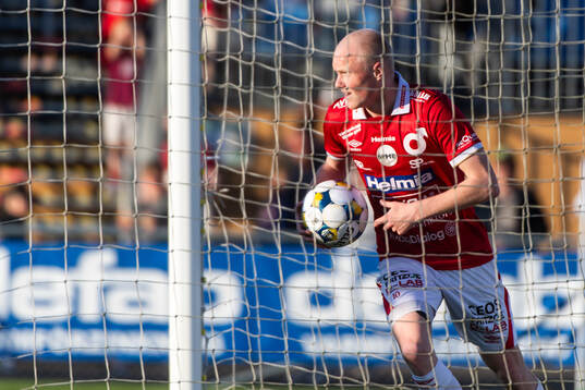 Degerfors Marcus Rafferty jublar efter att han reducerat till 1-3