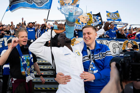 IFK Göteborgs Imam Jagne jublar med supportarna