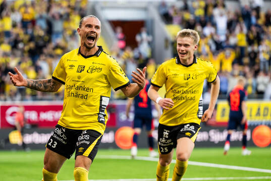 Elfsborgs Niklas Hult och Ari Sigurpálsson jublar efter 4-0