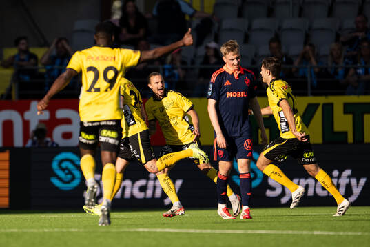 Elfsborgs Niklas Hult jublar efter att Frederik Ihler (skymd) gjort 1-0
