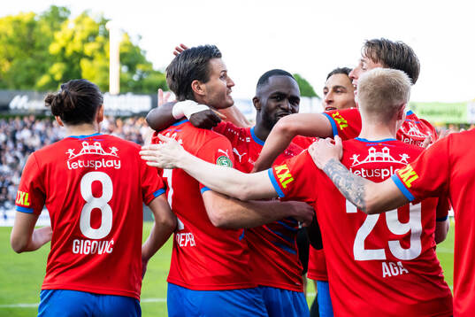 Helsingborgs Wilhelm Loeper jublar medlagkamrater efter att han gjort 1-3