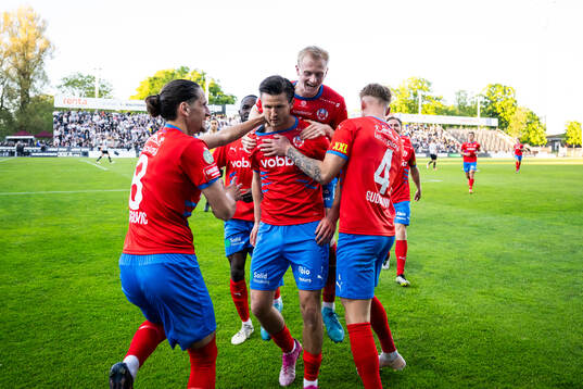Helsingborgs Wilhelm Loeper jublar med Ervin Gigovic, Oscar Aga och Marcus Gudmann efter att han gjort 1-3