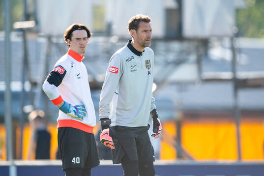 IF Brommapojkarnas målvakt Leo Cavallius och IF målvaktstränare Andreas Isaksson