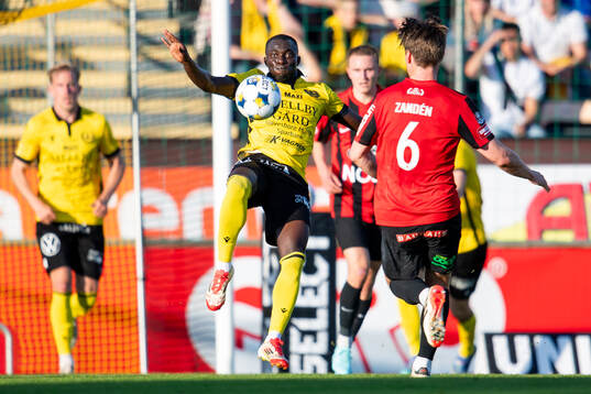 Mjällbys Abdoulie Manneh och Brommapojkarnas Oliver Zandén