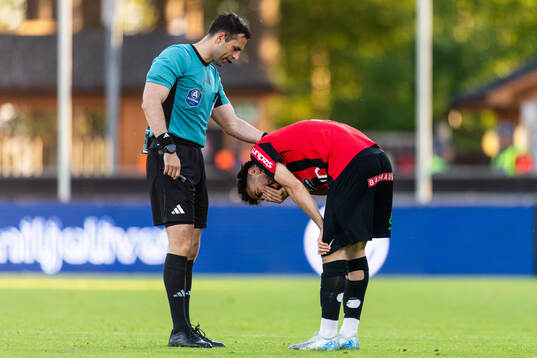 Domare Granit Maqedonci ser till Brommapojkarnas Daleho Irandust som har ont