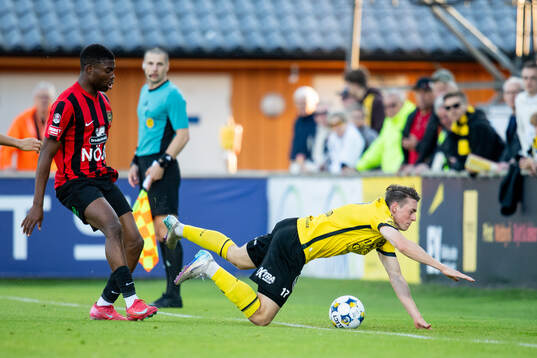 Brommapojkarnas Ezekiel Alladoh och Mjällbys Elliot Stroud