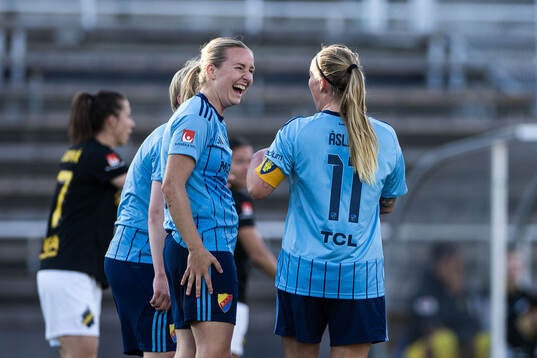 Djurgårdens Alexandra Jonasson och Therese Åsland jublar efter 1-0