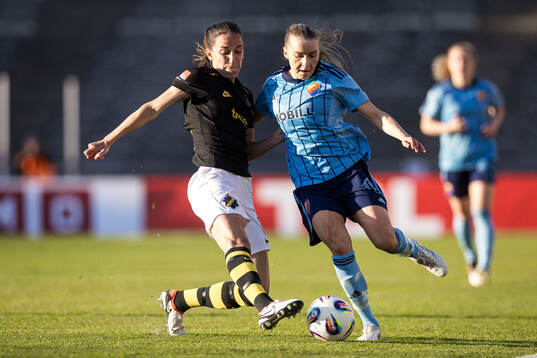 AIKs Anna Oskarsson och Djurgårdens Ebba Hed