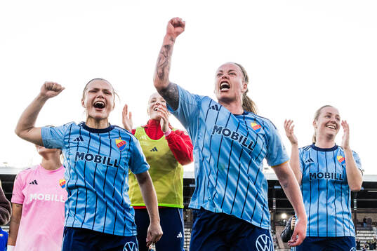Djurgårdens  Alexsandra Lobanova och Therese Åsland jublar