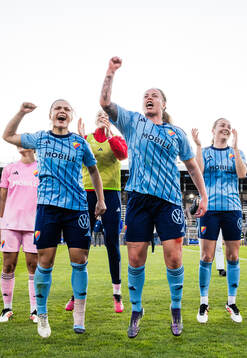 Djurgårdens  Alexsandra Lobanova och Therese Åsland jublar