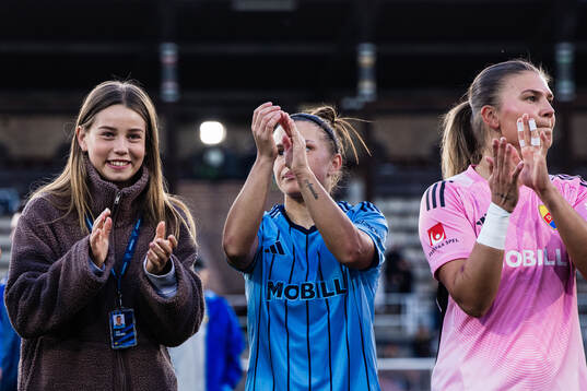 Djurgårdens Elsa Pelgander, Alexsandra Lobanova och målvakt Anna Aurora Koivunen applåderar publiken 
