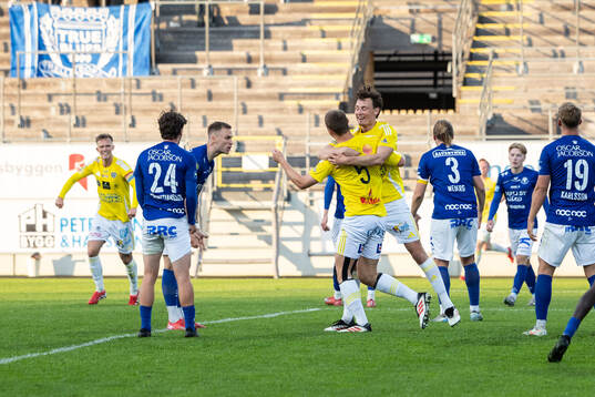 Falkenbergs Noel Hansson jublar med Alexander Salo 4-0
