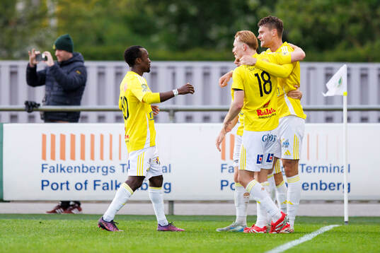 Falkenbergs Albin Andersson jublar med laget efter 2-0