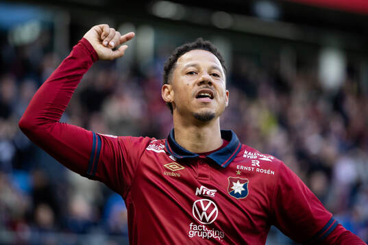 Örgrytes Tobias Sana jublar efter Nicklas Bärkroths 4-0 mål