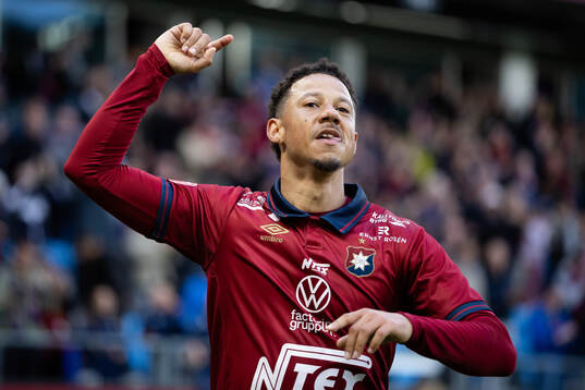Örgrytes Tobias Sana jublar efter Nicklas Bärkroths 4-0 mål