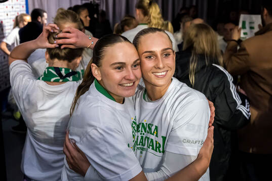 Hammarbys Vilde Hasund och Ellen Wangerheim jublar