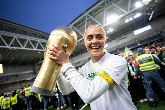 Hammarbys Alice Carlsson jublar med pokalen