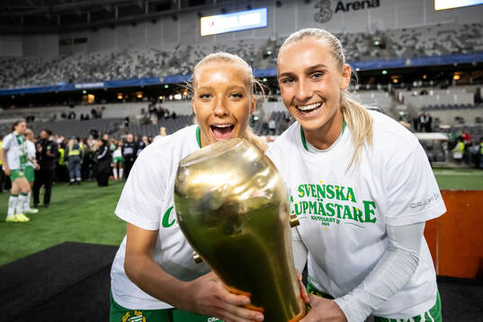 Hammarbys Smilla Holmberg och Ellen Wangerheim jublar med pokalen
