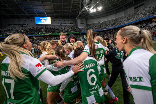 Hammarbys Ellen Wangerheim, Stina Lennartsson, Asato Miyagawa och Bella Andersson jublar