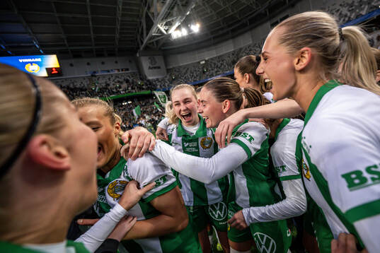 Hammarbys Emilie Joramo jublar