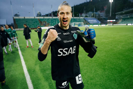 Brages målvakt Adrian Engdahl jublar