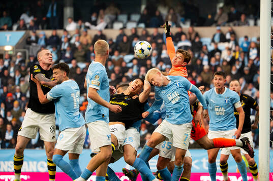 AIKs Filip Benkovic mot Malmö FFs Otto Rosengren och Malmö FFs målvakt Melker Ellborg