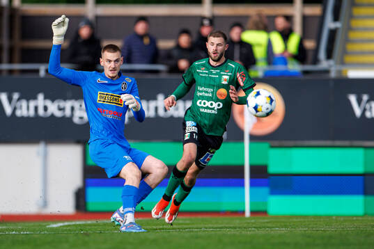Landskronas målvakt Marcus Pettersson och Varbergs Oliver Alfonsi