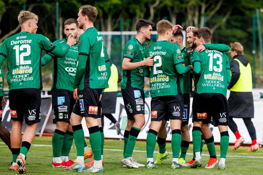 Varbergs spelare jublar efter 3-0 av Oliver Alfonsi
