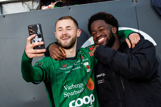 Varbergs Oliver Alfonsi och Kevin Appiah Nyarko tar en selfie