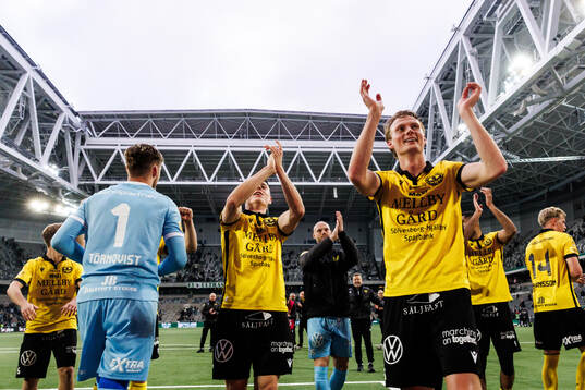 Mjällbys Alexander Johansson jublar