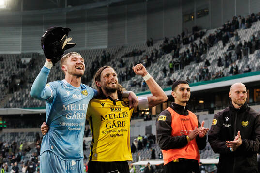 Mjällbys Noel Törnqvist och Tom Pettersson jublar
