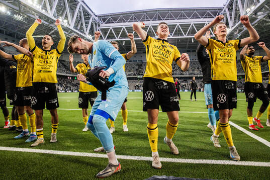Mjällbys Nicklas Røjkjær, målvakt Noel Törnqvist, Elliot Stroud och Alexander Johansson jublar